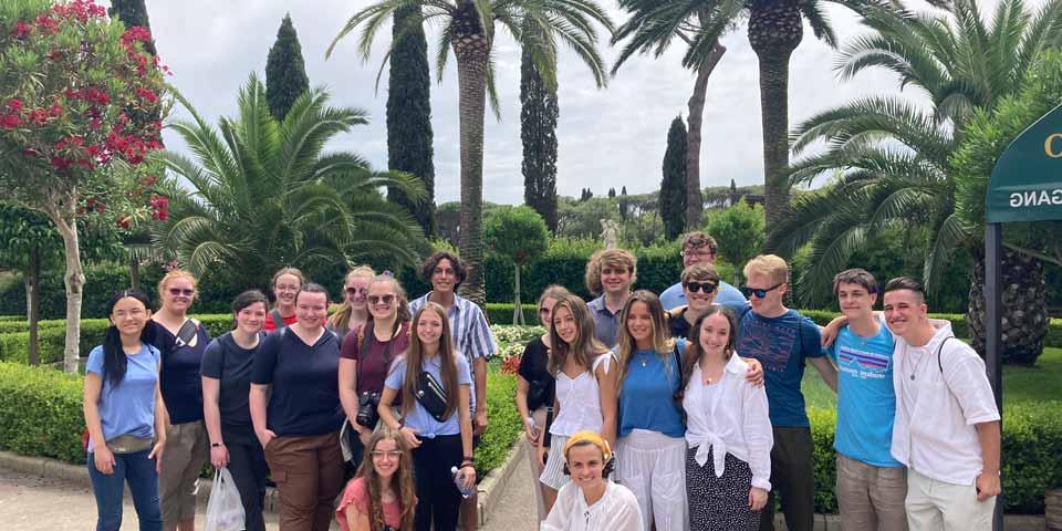 一群学生在意大利摆姿势拍照.